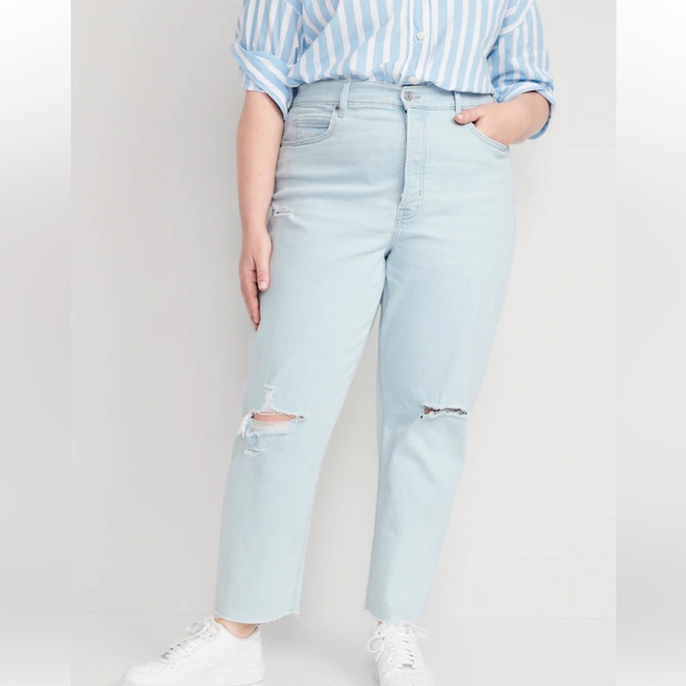 EUC Curvy Extra High-Waisted Button-Fly Sky-Hi Straight Ripped Cut-Off Jeans